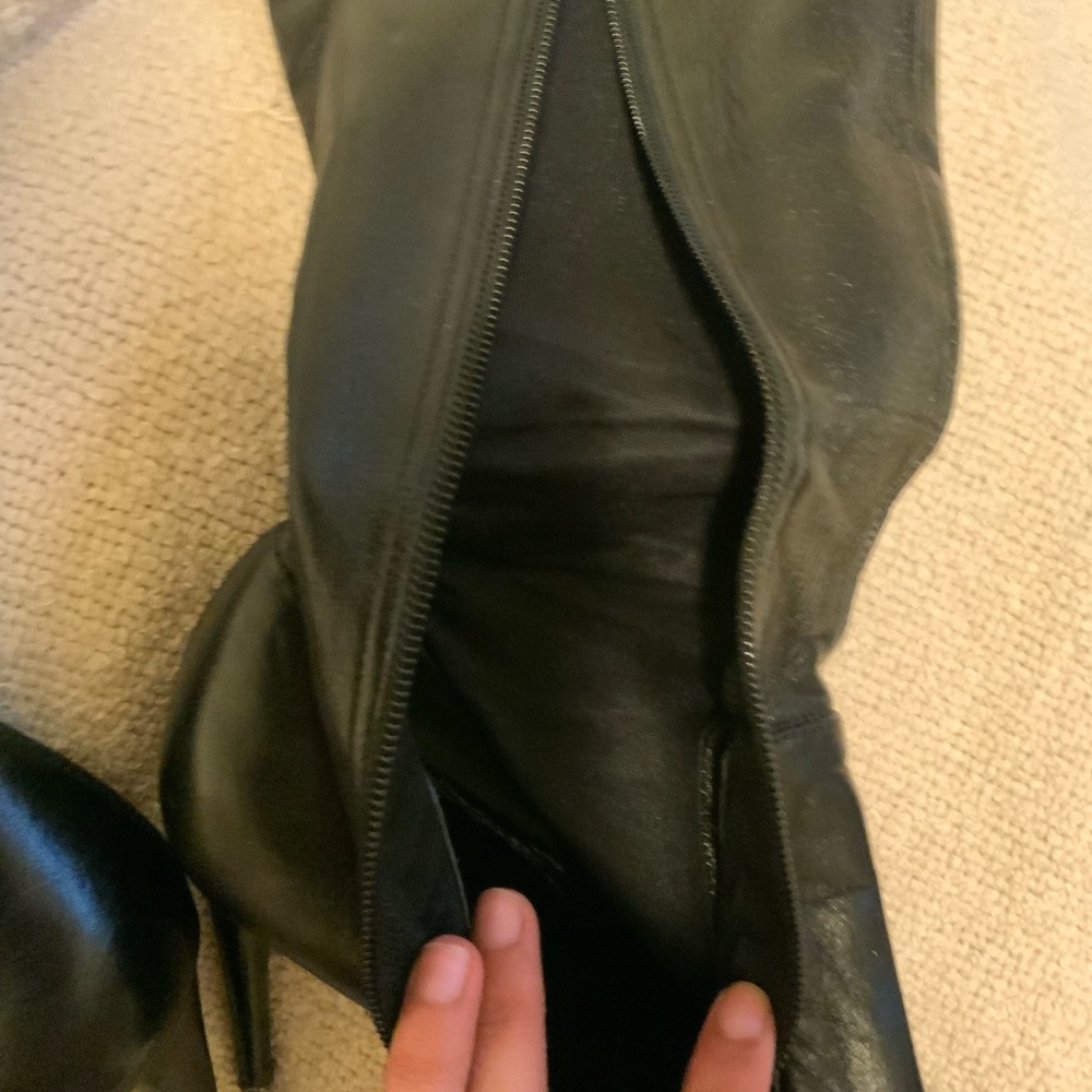 Elegant Black Leather Knee-High Boots - Picture 5 of 10